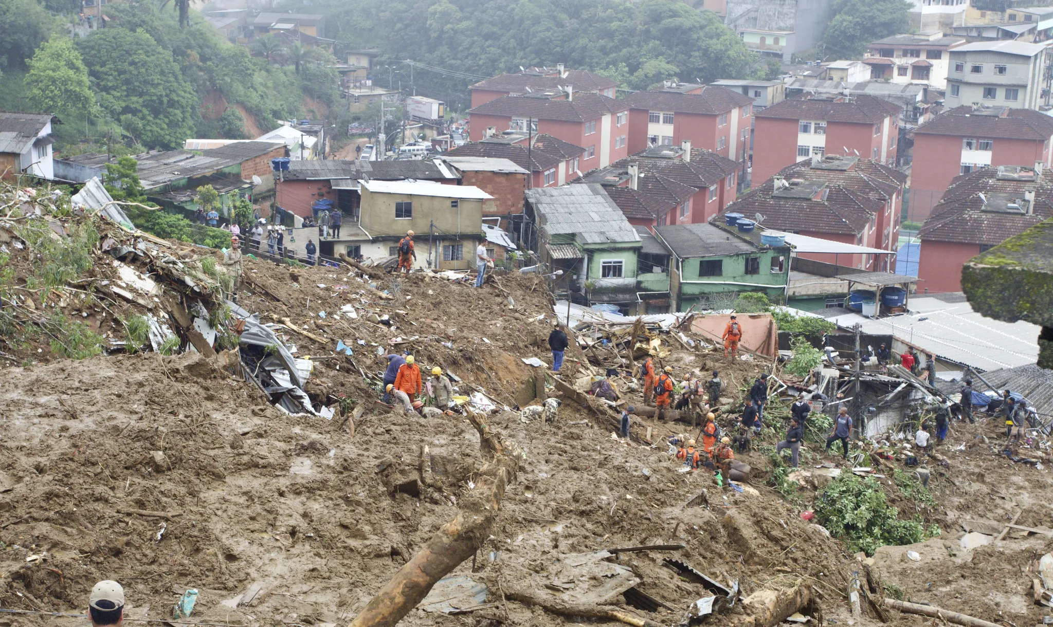 Sobe para 80 o número de mortes causadas pela chuva em Petrópolis