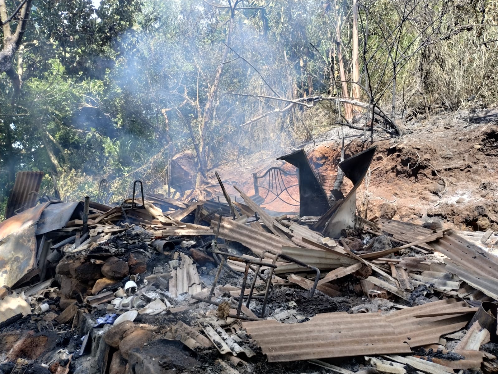 Casa fica destruída após pegar fogo e coelhos morrem carbonizados