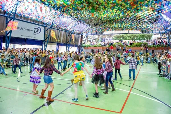 Festa Junina de escola em São Paulo homenageia Semana de Arte Moderna de 1922