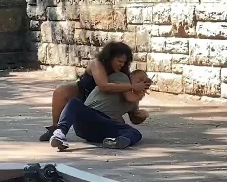 VÍDEO I Mulher é flagrada usando golpes de MMA para desbloquear celular de namorado