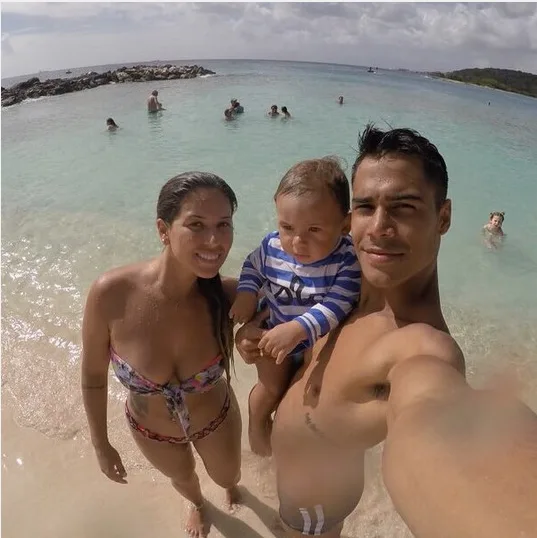 Micael Borges curte férias com a família em praia