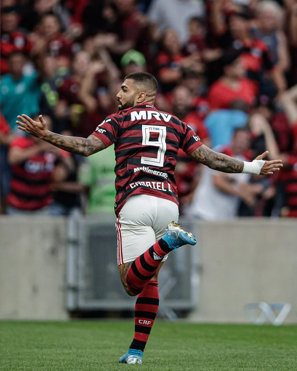 Atacante Gabriel elogia elenco do Flamengo e comemora vitória contra rival direto