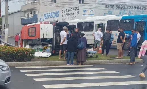 VÍDEO | Ambulância do Samu tomba após colisão com ônibus do Transcol em Vila Velha