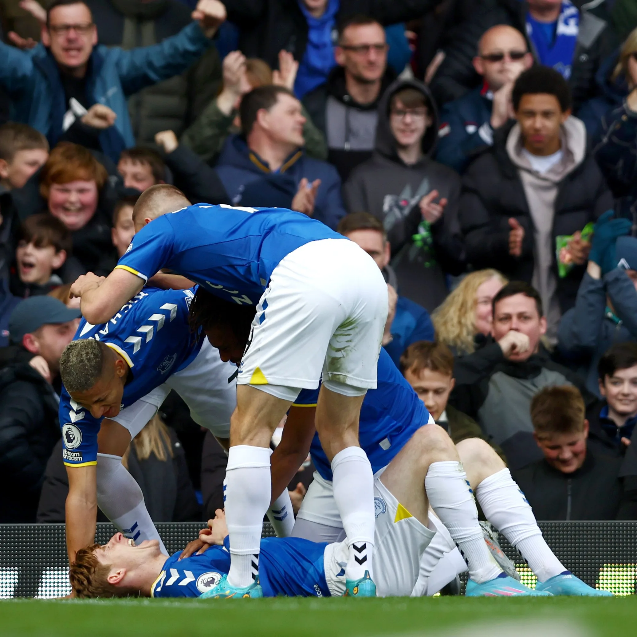 Everton bate Manchester United no sufoco e se mantém fora da zona de rebaixamento