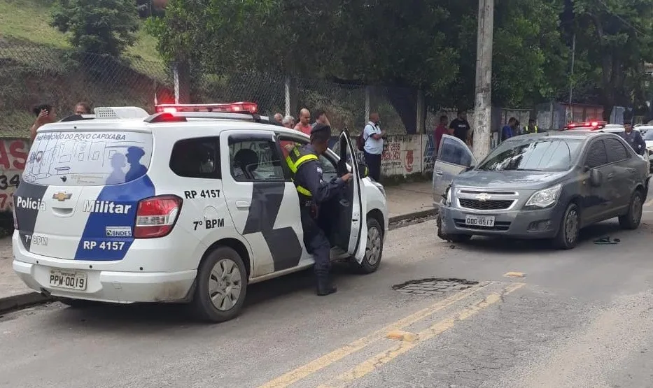 Suspeitos batem com carro roubado após assalto em Cariacica