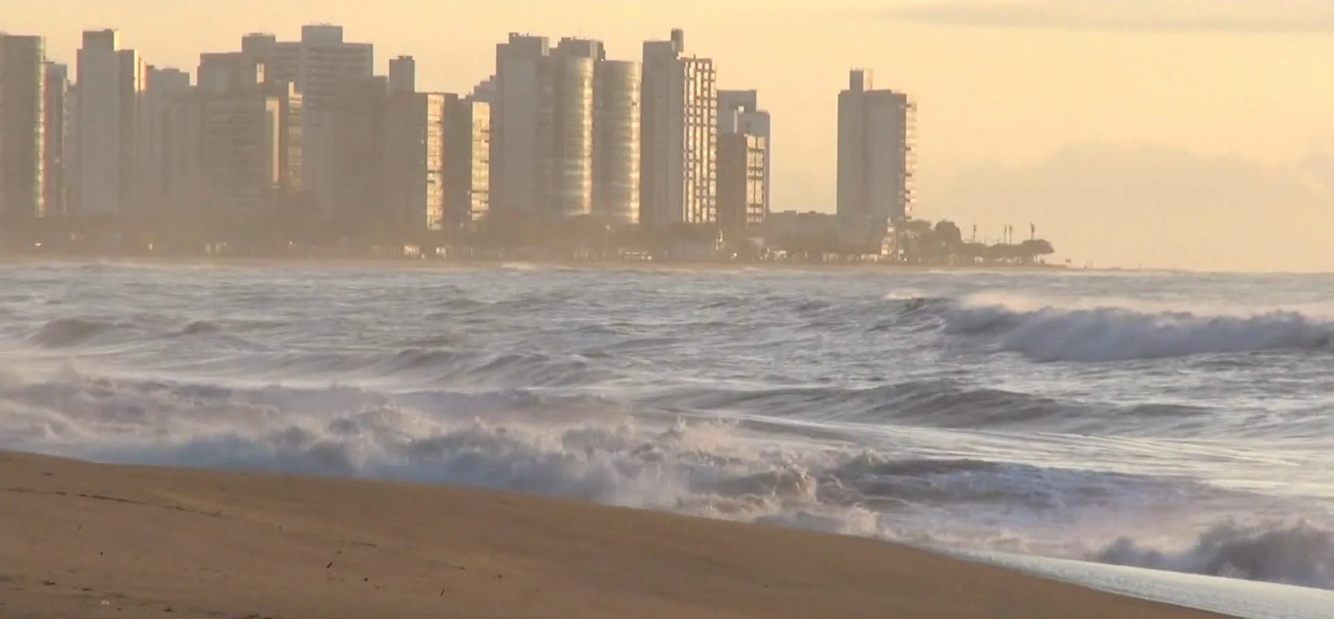 Banhista que se nega a sair do mar em área de risco pode ser preso no ES?