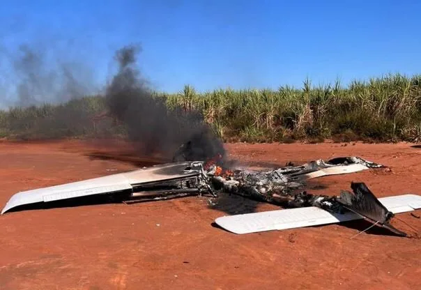 Piloto faz pouso forçado e incendeia avião suspeito após ser perseguido no ar pela FAB