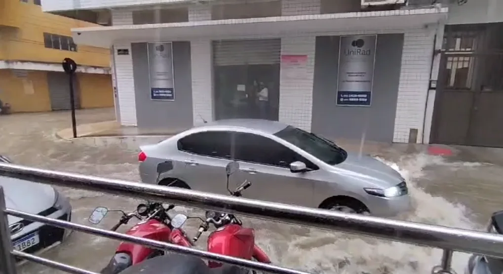 Ruas de Campo Grande viram rio após chuva forte atingir Cariacica