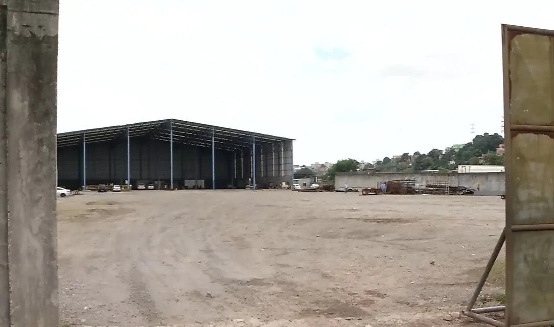 Homens são flagrados desmanchando carreta roubada com carga de aço