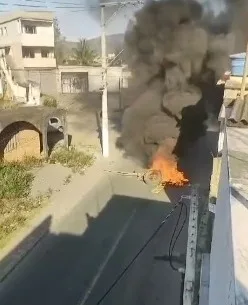 Barricadas de pneus queimados bloqueiam trânsito em Porto Novo, Cariacica