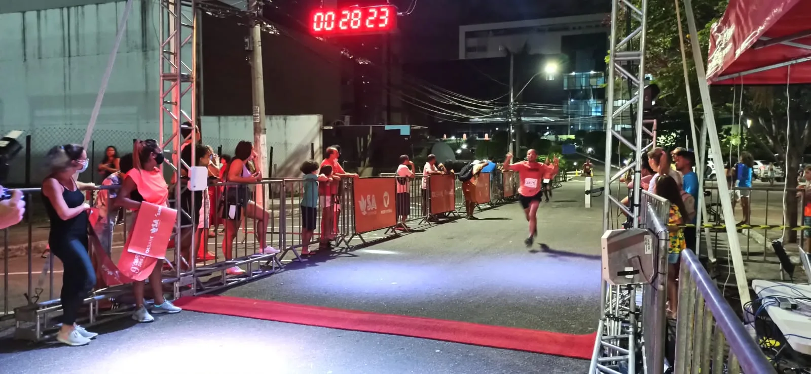 Marcelo Siqueira é o grande vencedor da Corrida das Luzes; Juliana Dias vence no feminino