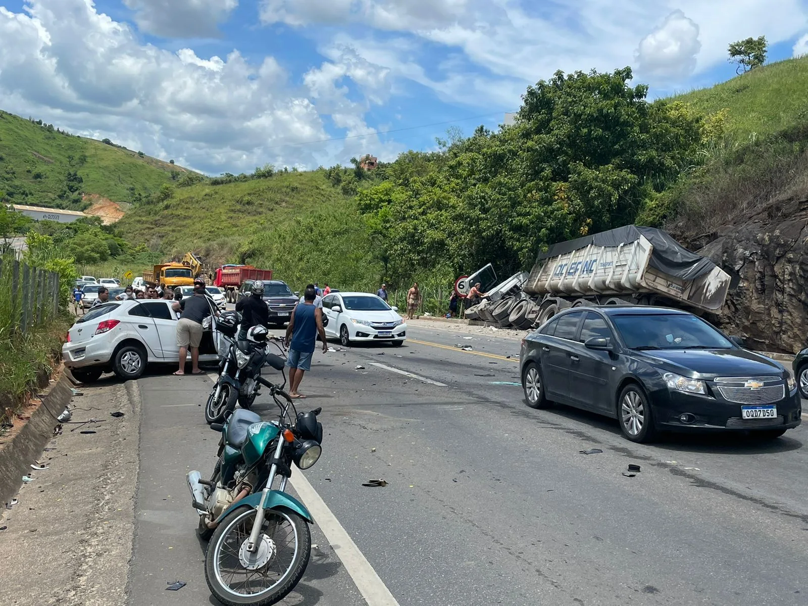 VÍDEO | Grave acidente entre carreta e carro deixa uma pessoa ferida em Colatina