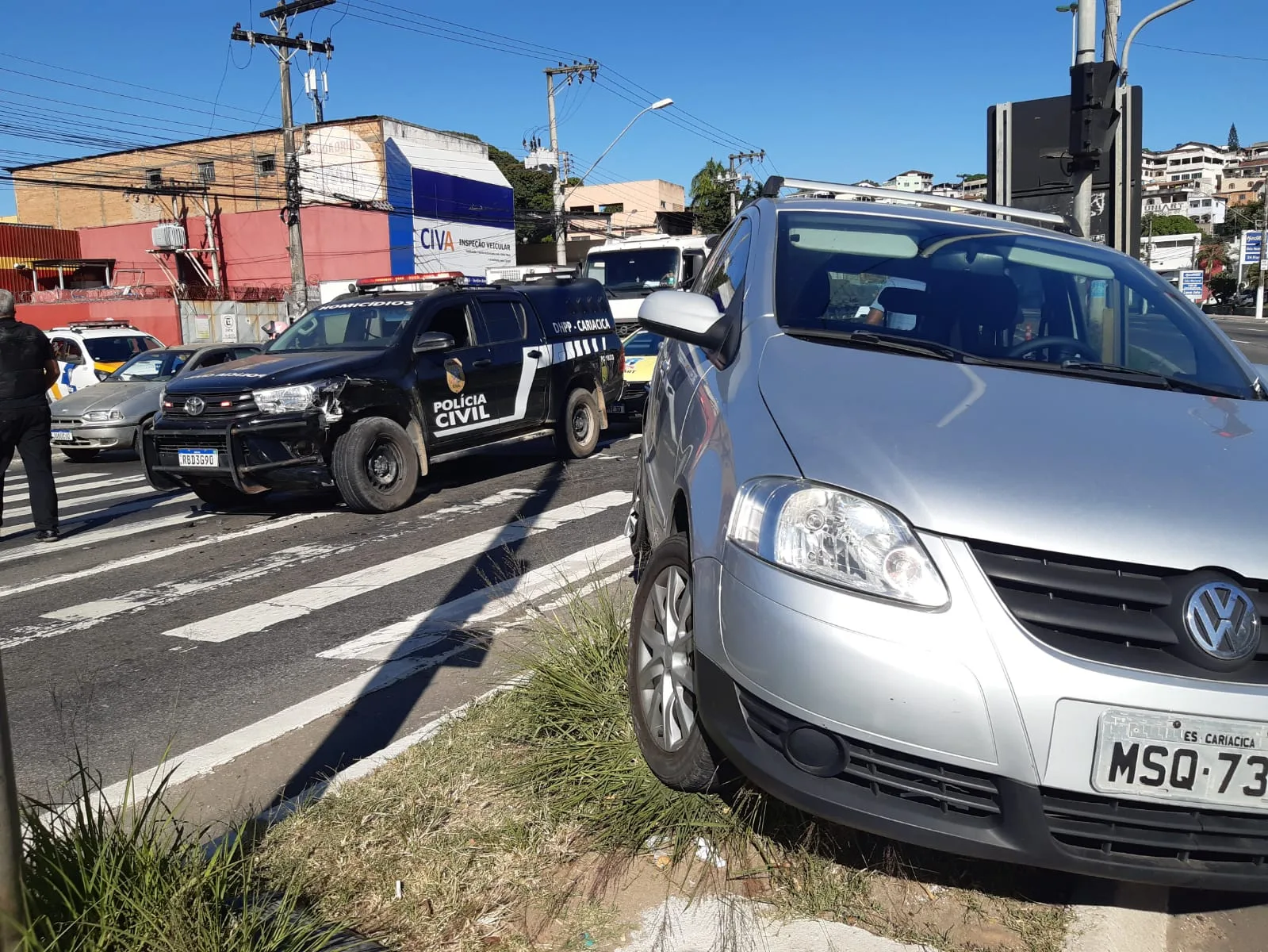 Acidente envolvendo viatura da DHPP complica trânsito em Cariacica