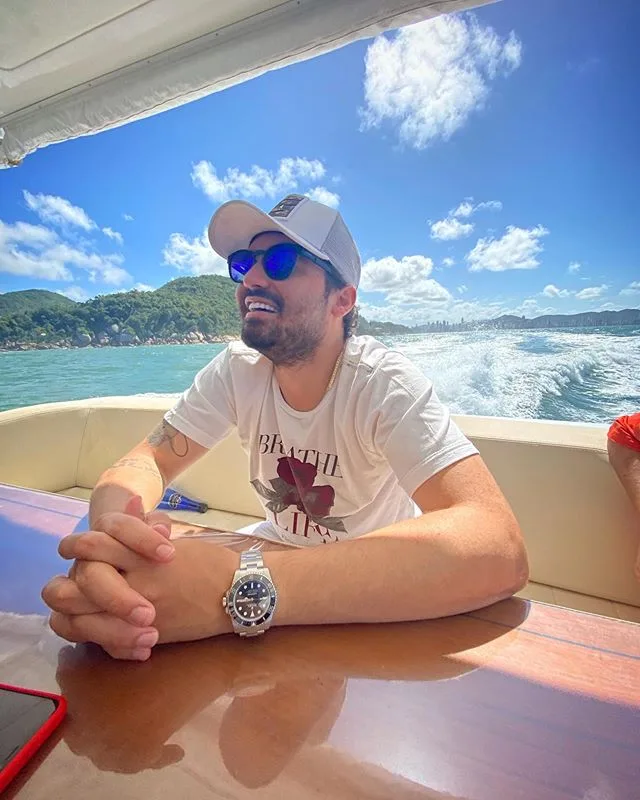 Após término, Fernando compartilha foto sorridente em um barco e Maiara vai à missa