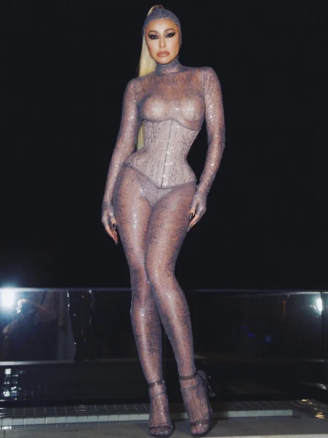Sabrina Sato aparece com look futurista e transparente em ensaio de escola de samba