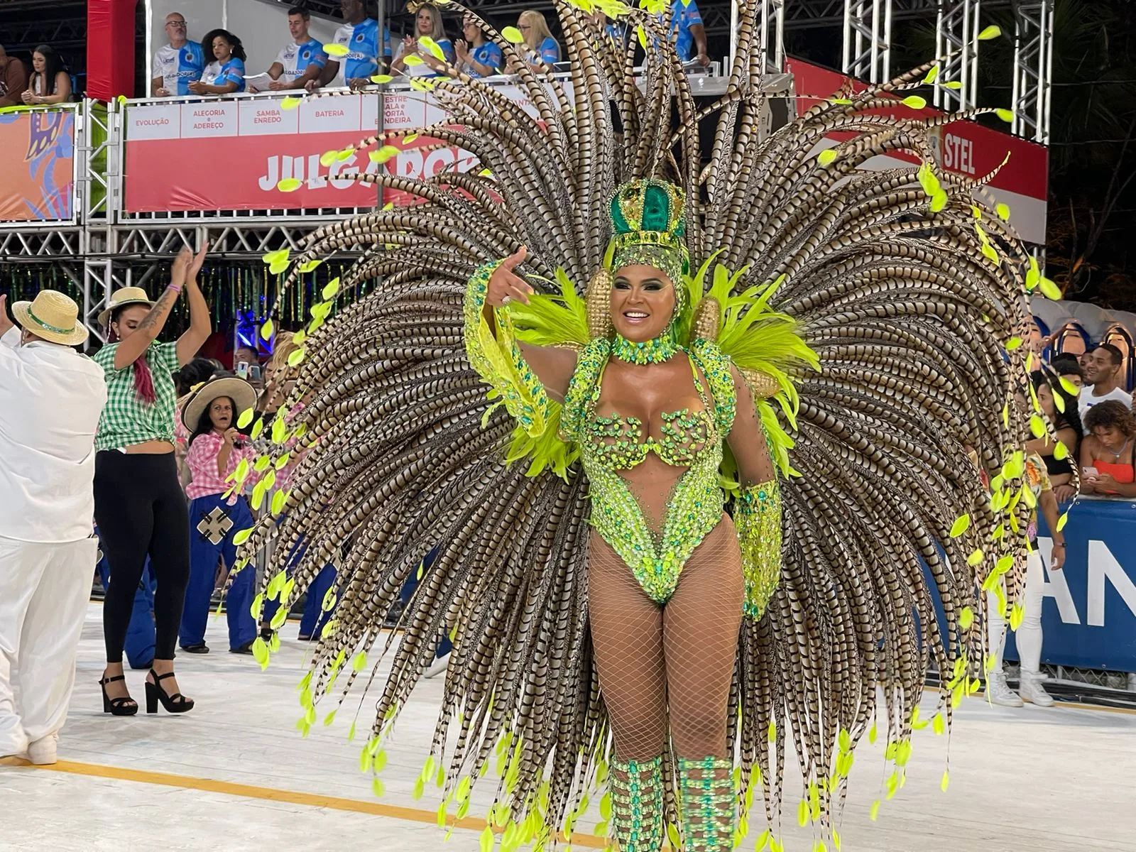 FOTOS | Carnaval de Vitória 2022: Escolas dão show no Sambão do Povo até o amanhecer