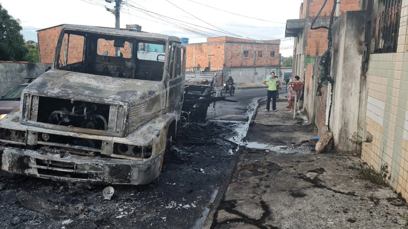 VÍDEO | Caminhão pega fogo e incêndio deixa moradores sem água e energia em bairro da Serra