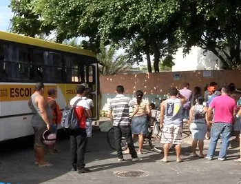 Pedreiro morre ao ser atropelado por ônibus escolar em avenida da Serra