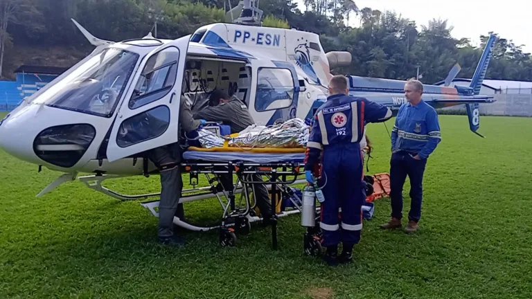 VÍDEO | Helicóptero socorre mulher atropelada por caminhão na região Serrana