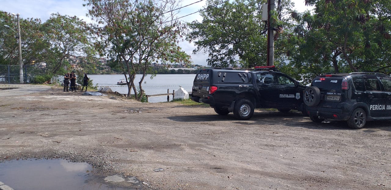 Corpo com marcas de tiro é encontrado boiando na baía de Vitoria