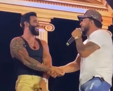 VÍDEO | Gusttavo Lima aperta parte íntima de amigo durante show