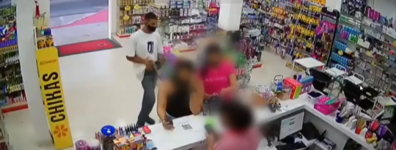 VÍDEO | Suspeito armado rende funcionárias e rouba loja de cosméticos na Serra