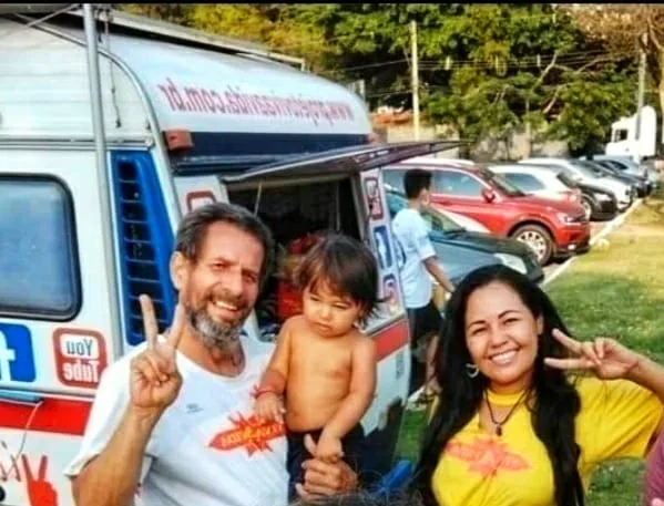 Casal que vive em Kombi supera depressão após filho no ES: "Muito amor"