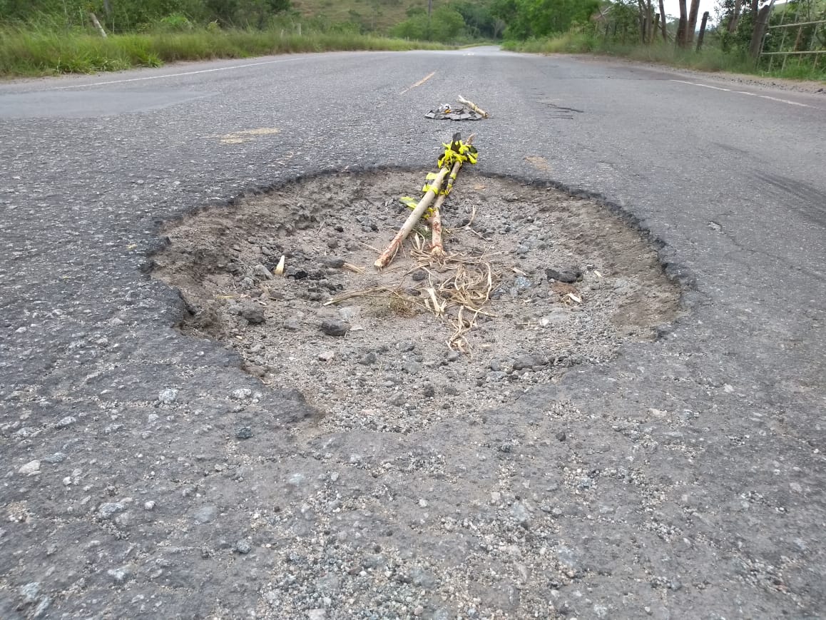 Rodovia entre Alfredo Chaves e Anchieta tem quase 400 buracos