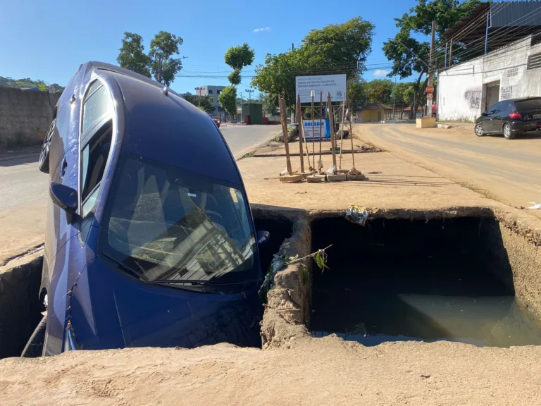 Carro que caiu em valão de Jardim América durante alagamento ainda não foi retirado