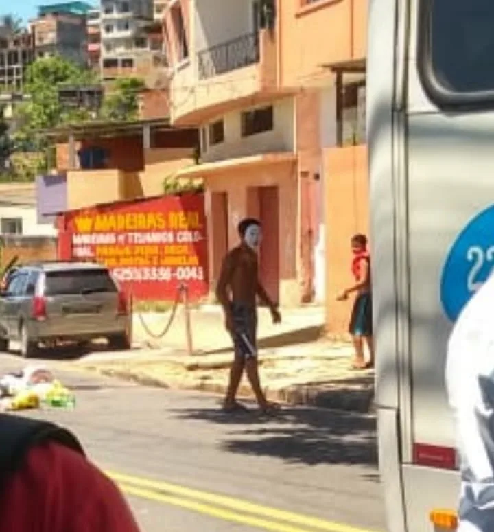 Homens mascarados sequestram ônibus em Santo Antônio e PM isola local