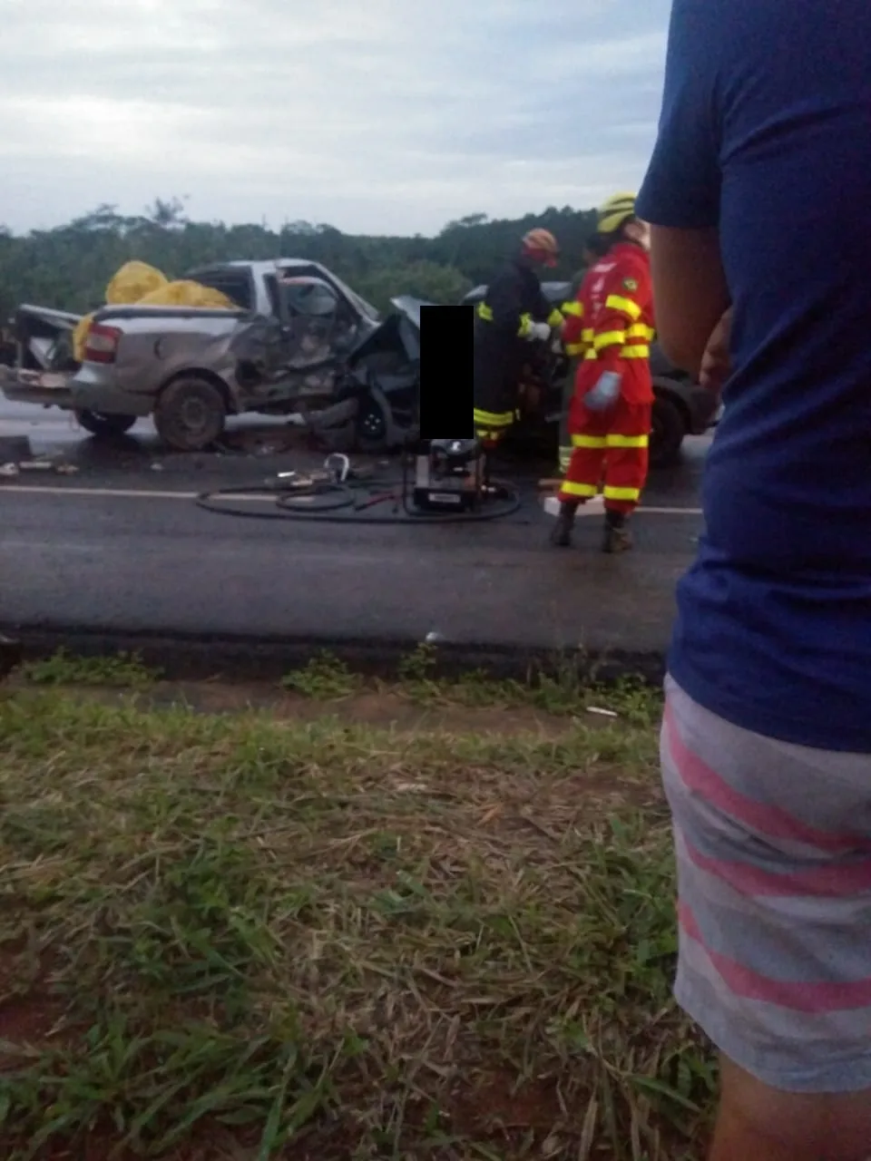 Grave acidente deixa uma pessoa morta e outras cinco feridas na BR-101 em Aracruz