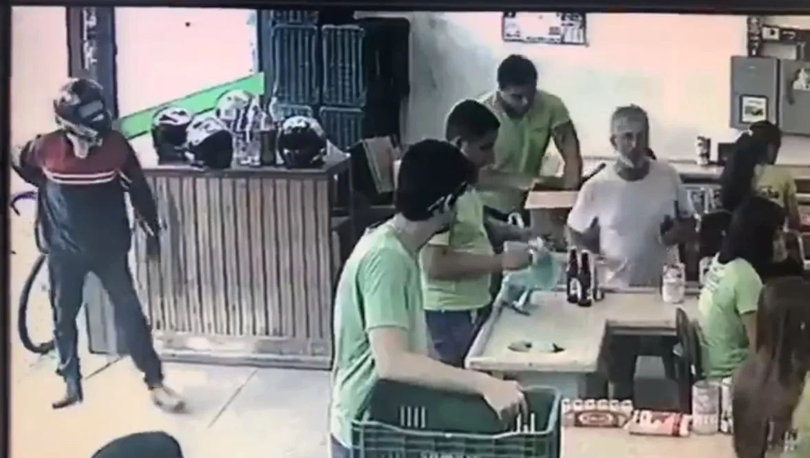 VÍDEO | Homem tenta roubar mercearia, mas desiste após ser ignorado por clientes e funcionários