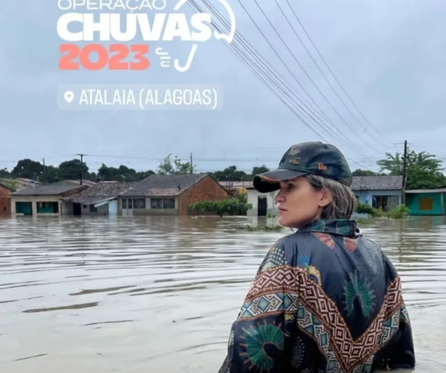 Prefeita de Alagoas é criticada por fazer pose em foto de enchente