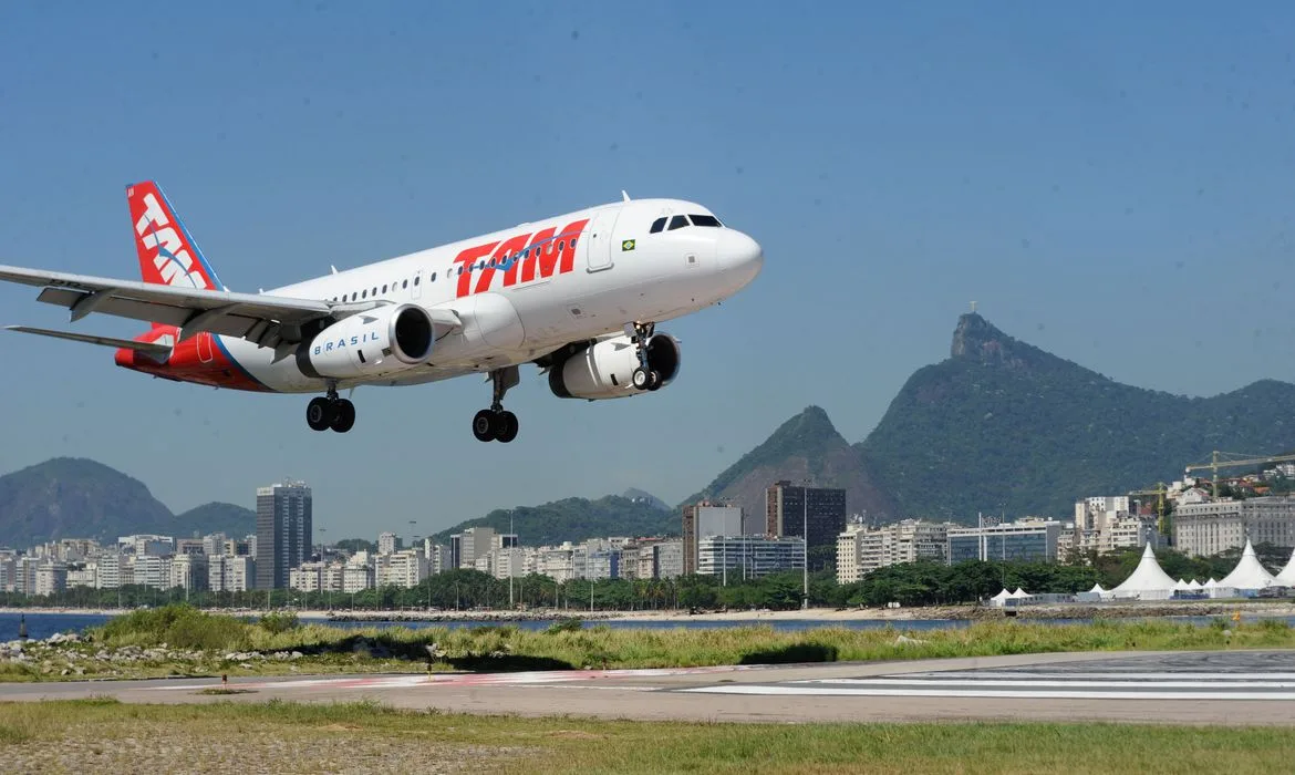 Rio de Janeiro – Pouso e decolagem no aeroporto Santos Dumont.