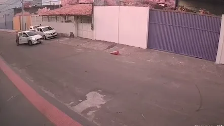 VÍDEO | Homem é assaltado quando chegava ao trabalho; criminosos levaram carro e até marmita