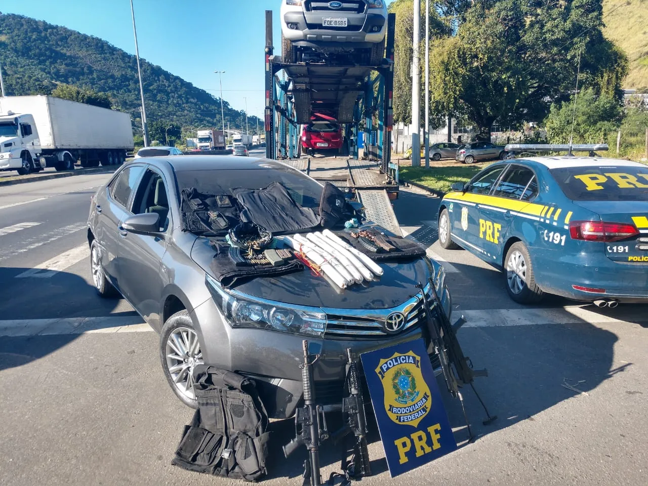 PF prende suspeito de enviar explosivos e fuzis em caminhão-cegonha para o ES