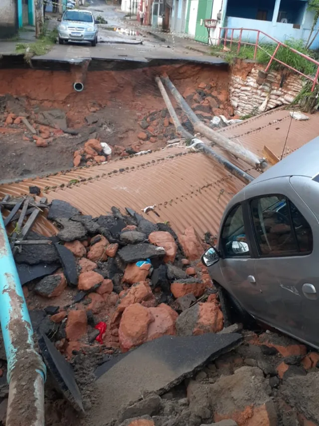 VÍDEO | Ponte desaba, cratera se forma no meio da rua e carro cai em valão após chuva na Serra