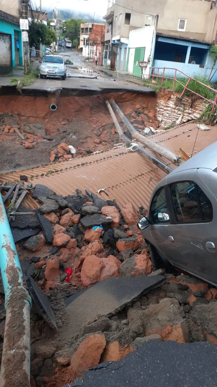 VÍDEO | Ponte desaba, cratera se forma no meio da rua e carro cai em valão após chuva na Serra