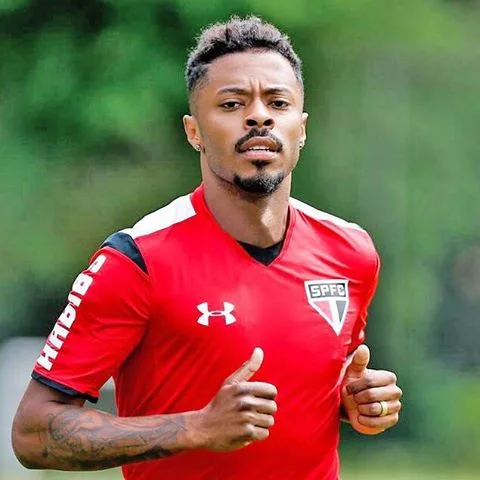 Michel Bastos se diz perseguido pela torcida e cogita deixar o São Paulo