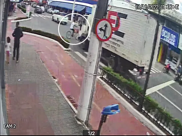 VÍDEO | Mulher furta bicicleta e é atropelada logo em seguida em Vila Velha