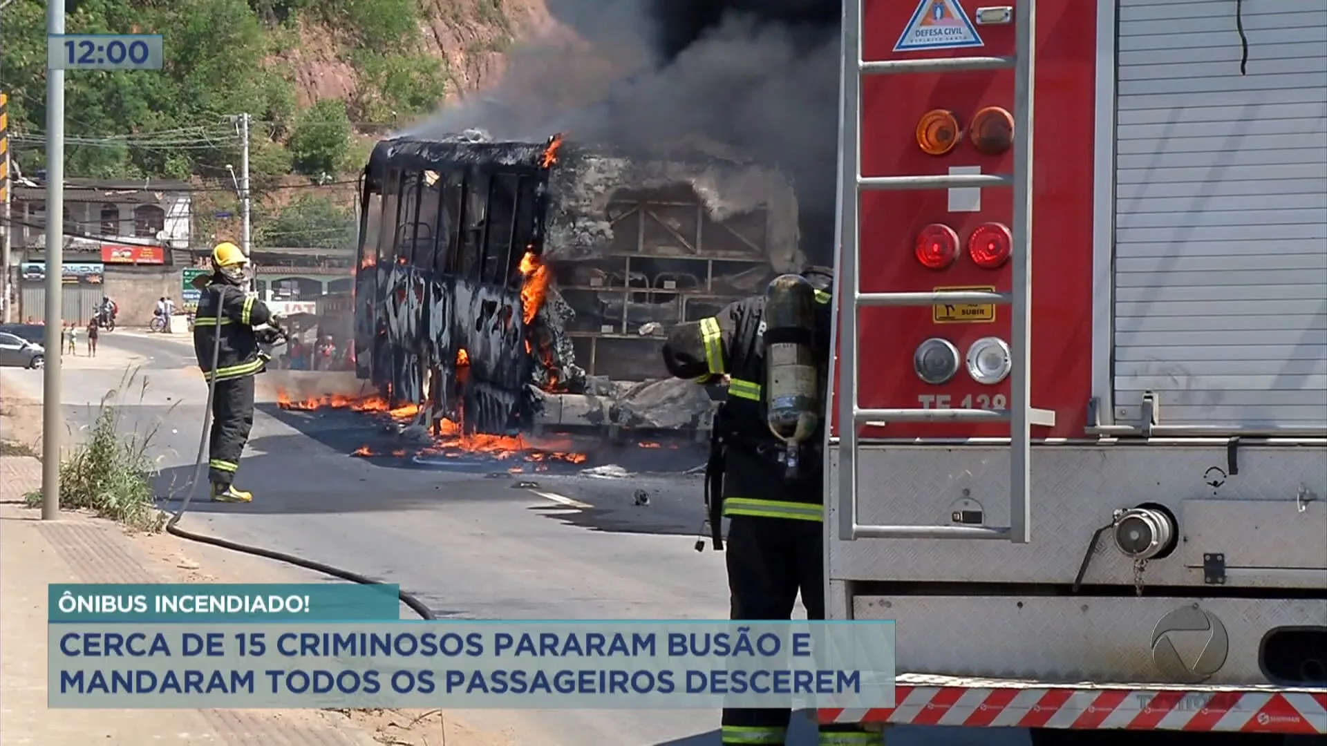 ônibus é incendiado por criminosos