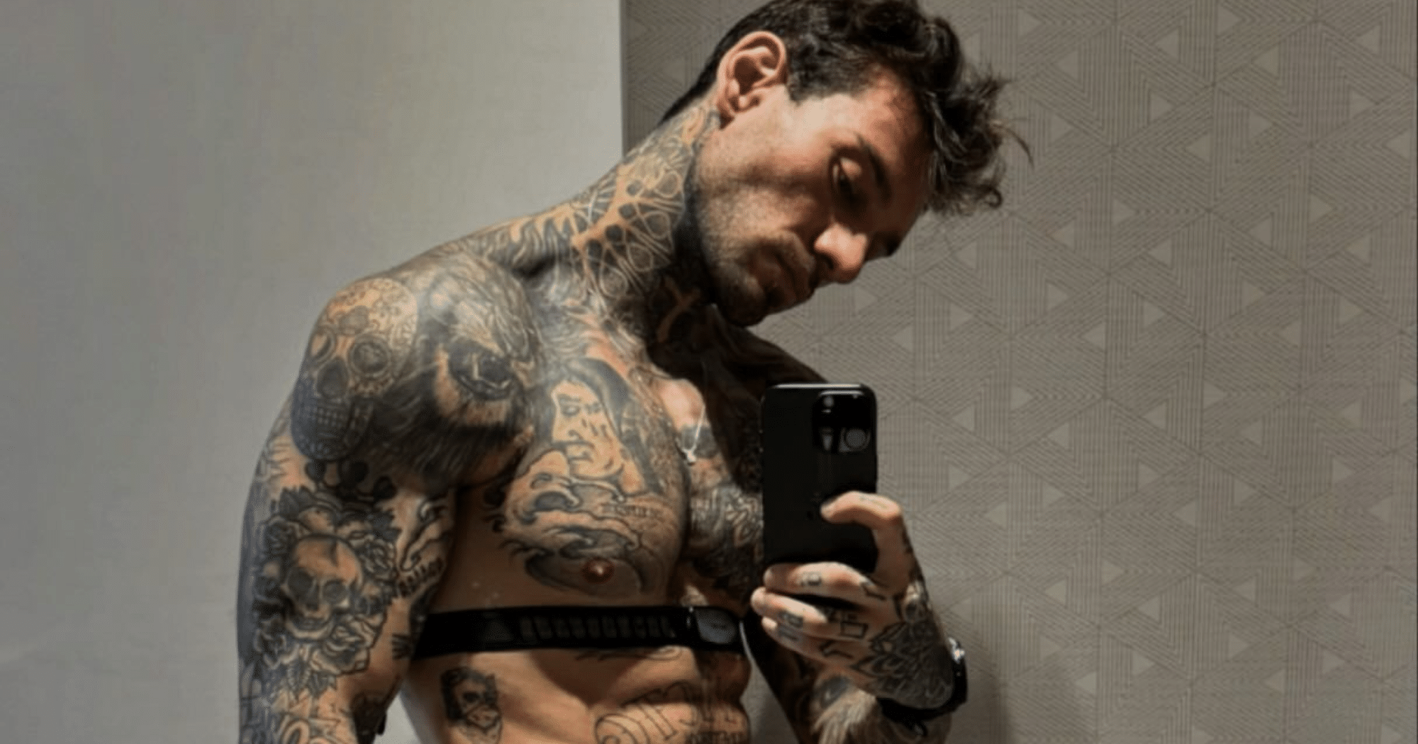 Lucas Lucco surge nu e chama fãs para treino pelado: 