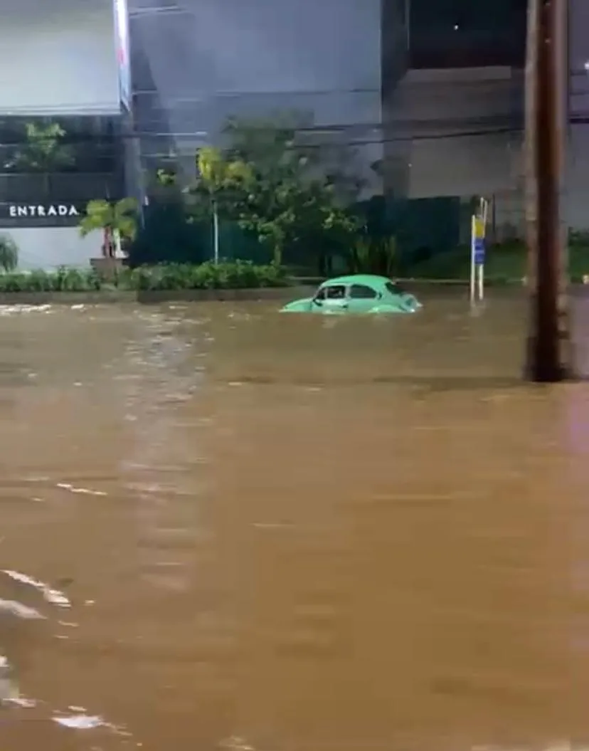 VÍDEOS | Chuva, raios e trovões: municípios capixabas ficam debaixo d'água após temporal