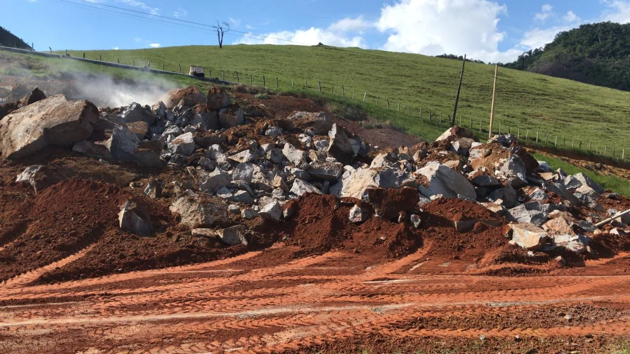 Após interdição para detonação de rocha, trecho da BR-101 é liberado