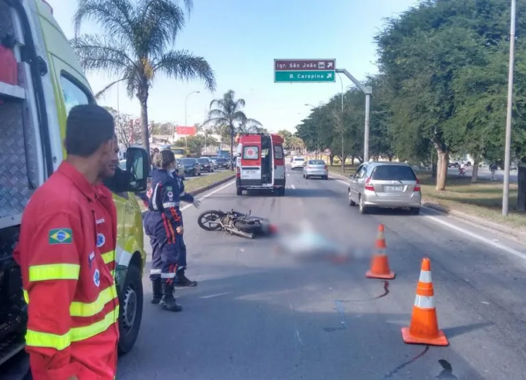 Motociclista cai na pista, é atropelada por carreta e morre na BR-101, na Serra