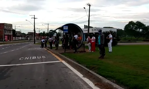 VÍDEO | Passageiros são surpreendidos por paralisação e pontos de ônibus ficam lotados