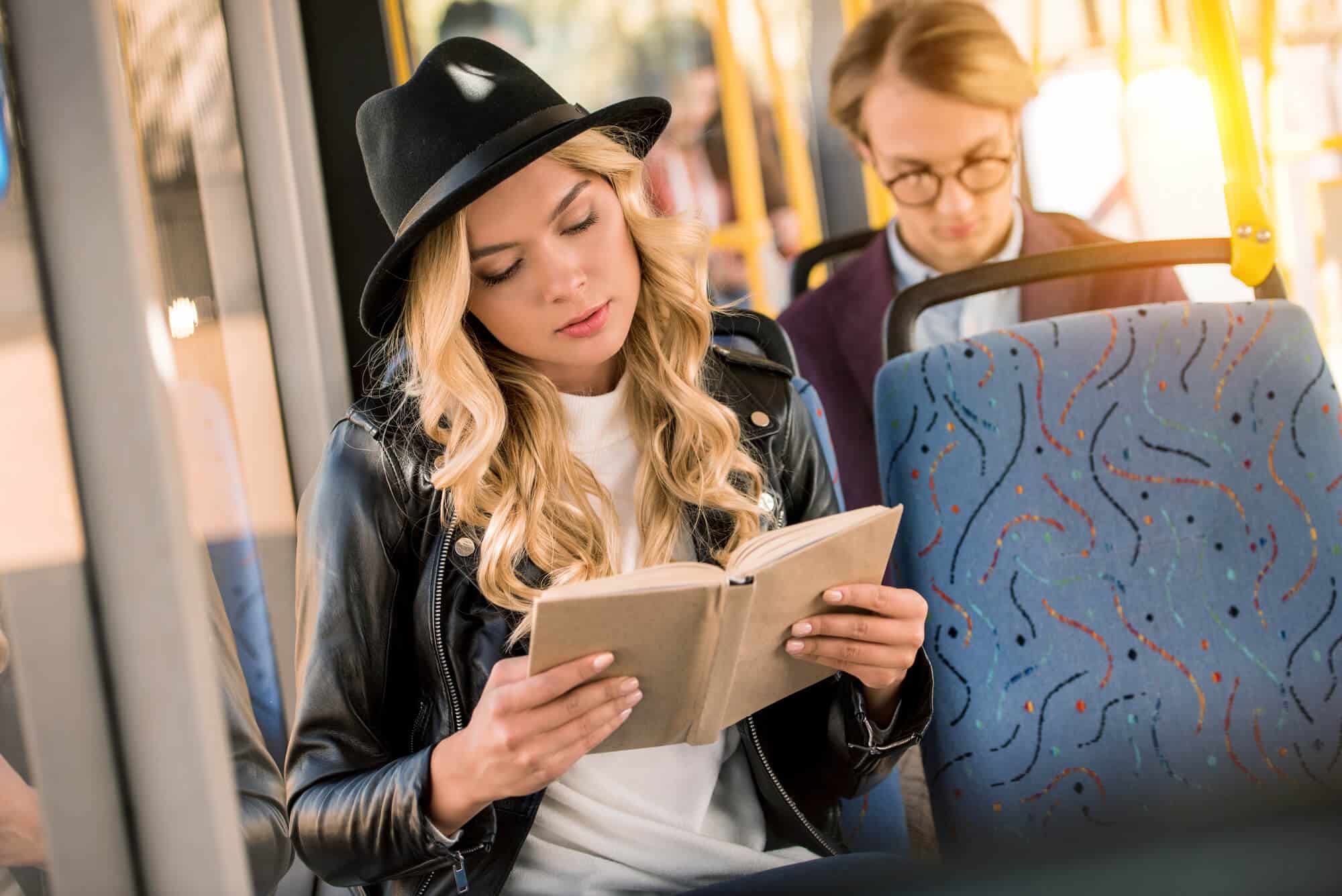 Ler livros no ônibus ou no carro faz mal para as vistas?