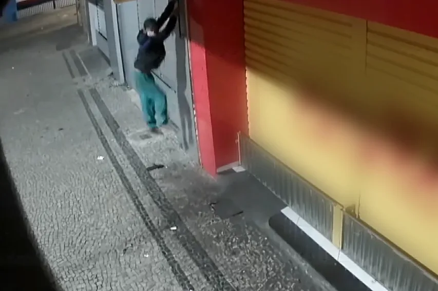 VÍDEO | Homem invade loja e leva R$ 7 mil que seria usado para pagar funcionários