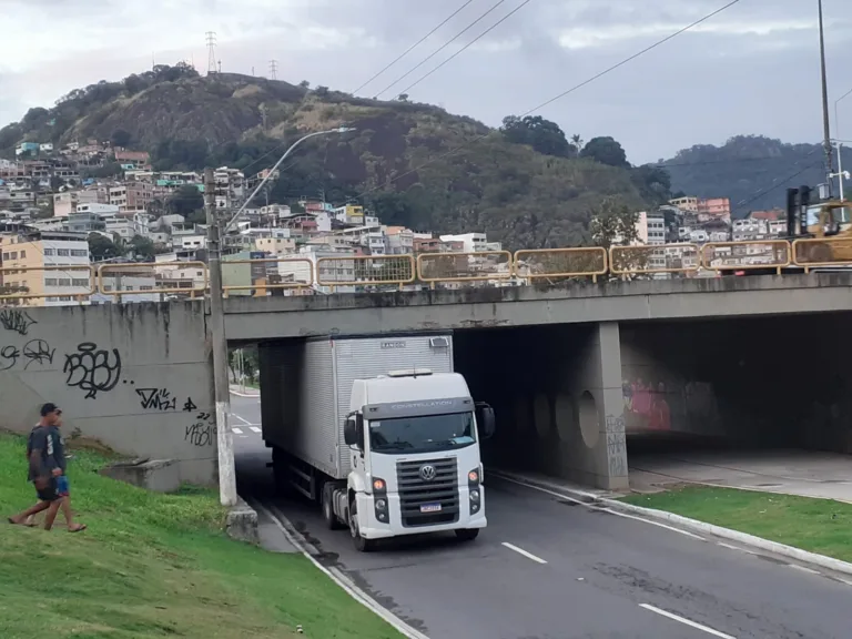 Caminhão entala ao passar pelo viaduto da Rodoviária de Vitória