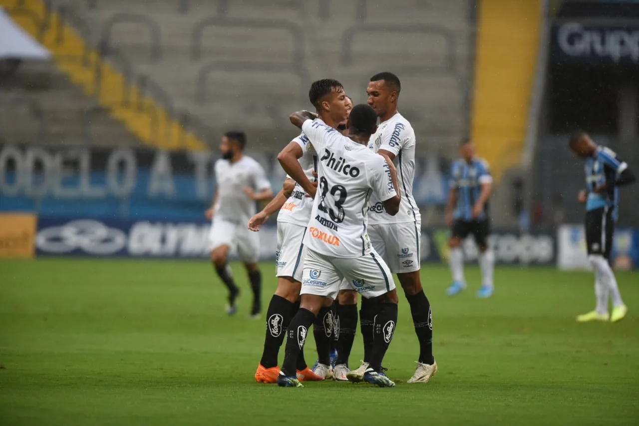 Em jogo de 3 pênaltis e 6 gols, Santos marca aos 50 e arranca empate com o Grêmio